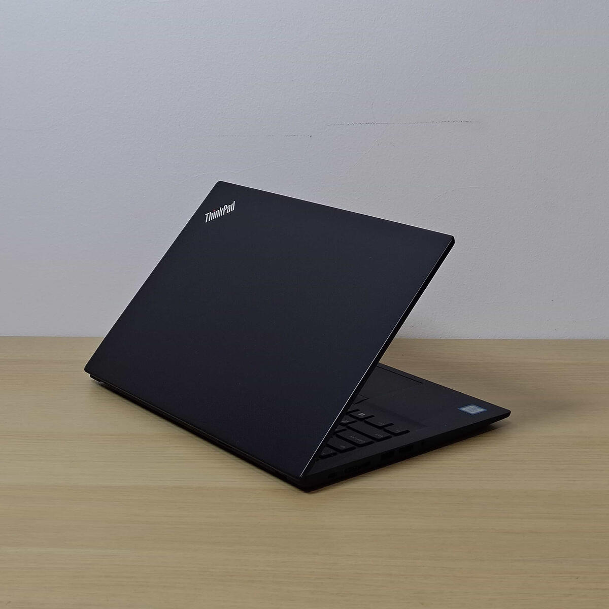 Lenovo Thinkpad T490s Belakang Kiri Butik Laptop