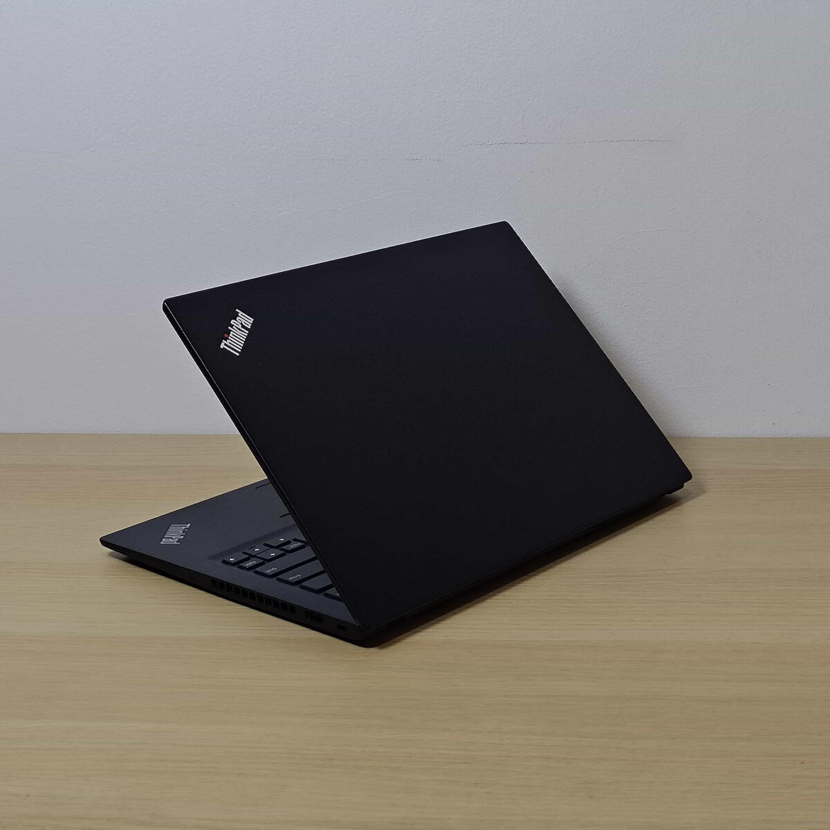 Lenovo Thinkpad T490s Belakang Kanan Butik Laptop